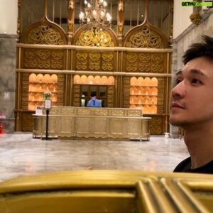 Liu Tao-Hsuan Instagram - 來苗栗媽媽的故鄉
去了南庄走走
意外住近了《格拉斯行館》
當初看到行館
被哥德式建築吸引
住進來意外認識了老闆
跟老闆聊了很久
發現也太不容易了
打造了6年 花了6億
每一磚每一瓦 都精挑細選
我自己是蠻喜歡這種歐洲感
有點浪漫 有點奢華的感覺
餐廳特地請了米其林主廚
無菜單創意料理 真的好吃
大廳非常氣派 每個點綴都非常要求
我特別喜歡大廳後面的香水瓶
都是從各國搜集回來的古董
把法國香水之都給呈現出來
房間每個樓層 每個房間的
裝潢擺設都不一樣
看得出來老闆的企圖心
有品味的浪漫 住起來真的很讚
推薦給大家
—————————————————
地址： 苗栗縣南莊鄉南江村東江80號