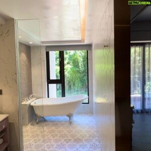 Liu Tao-Hsuan Instagram - 來苗栗媽媽的故鄉
去了南庄走走
意外住近了《格拉斯行館》
當初看到行館
被哥德式建築吸引
住進來意外認識了老闆
跟老闆聊了很久
發現也太不容易了
打造了6年 花了6億
每一磚每一瓦 都精挑細選
我自己是蠻喜歡這種歐洲感
有點浪漫 有點奢華的感覺
餐廳特地請了米其林主廚
無菜單創意料理 真的好吃
大廳非常氣派 每個點綴都非常要求
我特別喜歡大廳後面的香水瓶
都是從各國搜集回來的古董
把法國香水之都給呈現出來
房間每個樓層 每個房間的
裝潢擺設都不一樣
看得出來老闆的企圖心
有品味的浪漫 住起來真的很讚
推薦給大家
—————————————————
地址： 苗栗縣南莊鄉南江村東江80號