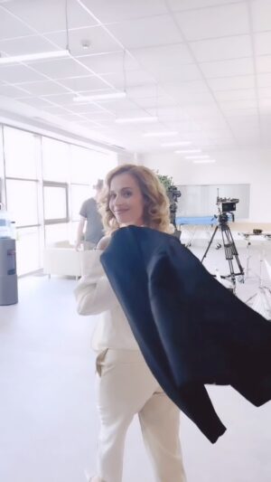 Lívia Bielovič Instagram - On set…🎬🎥🔥😎💪🏼with @tvmarkizaofficial 
#backstage 
#sunday
#shooting
#filming
#show
#movie
#new
#mood
#crew
#backstage
#actress
#adelatibenska
#makeup
#work
#love
#passion
#fun