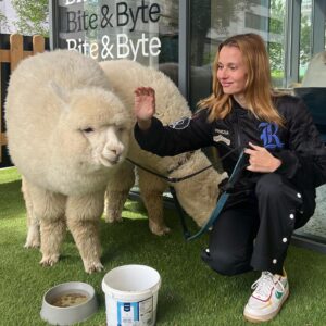 Lívia Bielovič Instagram - Dnešná sobota s takýmito úžasnými zvieratkami…🦙🙏🏼🥰

#saturday
#alpaca
#love
#motherdaughter
#time
#walking
@biteandbytealpacafarm