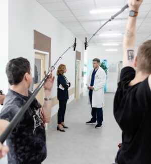 Lívia Bielovič Instagram - Padla prvá klapka dlhoočakávaného pokračovania diváckeho megahitu Druhá šanca 🎬 Televízia Markíza začala natáčať 3. sériu seriálu z lekárskeho prostredia 👨‍⚕️ Tiež sa už neviete dočkať na ďalšie napínavé peripetie a dramatický osud primára Andreja Fabiána? 🤔 

#tvmakriza #serial #druhasanca