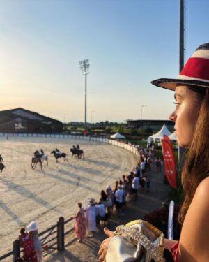 Lívia Bielovič Instagram - Ďakujem za výživný a plnohodnotný čas strávený v @xbionic.slovakia s úžasnou @fejes.veroni a jej celým tímom v spolupráci s @porscheslovensko a @danubepoloclub 
✨🐎
#horse #danubepoloclub #event #polo #classy #hat #fashion 

@vilagi_winery 👌🏼🥂