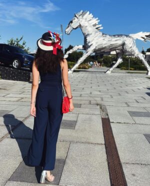 Lívia Bielovič Instagram - Ďakujem za výživný a plnohodnotný čas strávený v @xbionic.slovakia s úžasnou @fejes.veroni a jej celým tímom v spolupráci s @porscheslovensko a @danubepoloclub 
✨🐎
#horse #danubepoloclub #event #polo #classy #hat #fashion 

@vilagi_winery 👌🏼🥂