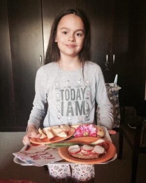 Lívia Bielovič Instagram - Happy a usmiaty deň detí! ☀️👨‍👩‍👧❤️

Deti sú živá správa, ktorú pošleme do časov, ktoré neuvidíme. (J.F.Kennedy)🙏🏼

Od detí sa naučíme veľa. Napríklad aj to,koľko trpezlivosti máme. 🤩💪🏼

#love
#family
#life