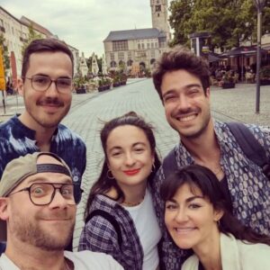 Liza Tzschirner Instagram - Ich bin so stolz ich lach hysterisch, pisch mich ein und ess alle meine Haare!
@ralph.rocket hat seine erste Regie geführt und heute ist Premiere.. heute! Hat der! Einfach! Premiere!
Ich kann nicht da sein, weswegen ich ja beinah zu staub zerfall, aber umsomehr schick ich meine ganze Begeisterung und grosse Liebe ans Anhaltische Theater zu Ralph und seinem grossartigen Ensemble
@mr.timothyroller @maribeldente @mona.georgia @edgarspross 
Um 19.30 Uhr gehts los, FUNKEN (geschrieben von @one_in_a_tillion Till Wiebl) heisst das Stück und ich denk wers sieht wirds Lieben. Denn es gibt nix was er nicht kann der Ralle al funghi...Kopfrechnen ok...das nicht...aber sonst.❤️
TOI TOI TOI ihr Helden💫💣💥