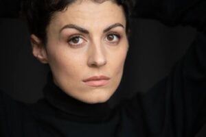 Liza Tzschirner Instagram - Bevor diese ganze Besinnlichkeit sich jetzt bahnbricht wie ein glockenklingendes Lauffeuer, mag ich mich schonmal mit Vorfreude auf meinen beruflichen Januar melden.
Ich durfte so tolle Rollen spielen dieses Jahr, so spannende und vielseitige Frauen erzählen und 2 von ihnen kommen zum Jahresbeginn schon auf eure Bildschirme geflogen.
__________________________________________
Als CHARLOTTE MAY in SARAH KOHR- ZEMENT
22.01.24, 20.15 ZDF und ab dem 13.01.24 in der @zdfmediathek
🎬@katrin.schmi.dt 💚
#mitliebegecastet von @ninahauncasting @laura.buschhagen 
Und
Als MILENA BREKALO in SOKO STUTTGART-STETS ZU DIENSTEN
18.01.24, 18.00 ZDF und ab dem 11.01.24 in der @zdfmediathek 
🎬@caroline.leipold 💙
Ebenfalls #liebevollgecastet von @manolya_mutlu
_________________________________________________

Mehr erzähl ich euch im nächsten Jahr. 
Schöne Feiertage wünsch ich euch noch.💫

@agenturmattes

Titelbild @peterulimax

(C) ZDF