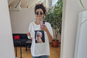 Liza Tzschirner Instagram - Bevor diese ganze Besinnlichkeit sich jetzt bahnbricht wie ein glockenklingendes Lauffeuer, mag ich mich schonmal mit Vorfreude auf meinen beruflichen Januar melden.
Ich durfte so tolle Rollen spielen dieses Jahr, so spannende und vielseitige Frauen erzählen und 2 von ihnen kommen zum Jahresbeginn schon auf eure Bildschirme geflogen.
__________________________________________
Als CHARLOTTE MAY in SARAH KOHR- ZEMENT
22.01.24, 20.15 ZDF und ab dem 13.01.24 in der @zdfmediathek
🎬@katrin.schmi.dt 💚
#mitliebegecastet von @ninahauncasting @laura.buschhagen 
Und
Als MILENA BREKALO in SOKO STUTTGART-STETS ZU DIENSTEN
18.01.24, 18.00 ZDF und ab dem 11.01.24 in der @zdfmediathek 
🎬@caroline.leipold 💙
Ebenfalls #liebevollgecastet von @manolya_mutlu
_________________________________________________

Mehr erzähl ich euch im nächsten Jahr. 
Schöne Feiertage wünsch ich euch noch.💫

@agenturmattes

Titelbild @peterulimax

(C) ZDF