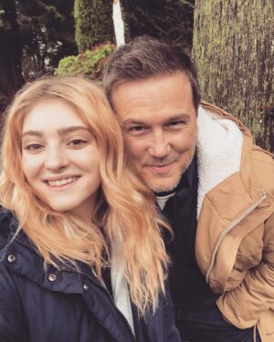 Lochlyn Munro Instagram - Over the last few years I’ve been very lucky to play “Screen Dad” to some lovely, strong, Uber talented young ladies.....
@lilireinhart , @emilyjtennant , @tskovbye1 , @kassandraclementi , just to name a few. 
I am very proud and humbled to add @willowshields to this amazing list of actresses. We are shooting an incredible story called @whentimegotlouder and having a blast. Can’t wait for you all to see it.....🙌🏻🎥😎