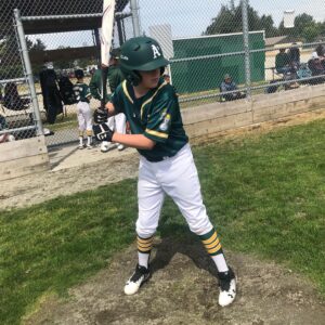 Lochlyn Munro Instagram - Thank you @eastonbaseball for hooking Hudson up with your amazing bats.....he LOVES them. The bat on the right is called the Easton ADV and will be on shelves in September. Both The Ghost and The ADV have incredible POP! Wow.....👊🏼 For all YOUR baseball needs, check everything out at www.easton.com  Thank you @mollybabcock for all you do for Hudson and I. 🙌🏻❤️
#EastonBaseball
#1
⚾️⚾️⚾️⚾️🙌🏻