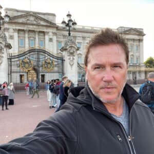 Lochlyn Munro Instagram - Invited over for tea and crumpets and guess who “no showed”? 😜