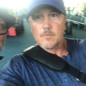 Lochlyn Munro Instagram - Hey, #Riverdale fans! I found Tom Keller lurking about the airport and convinced him to change his flight to Chi Town!!! ❤️👊🏼
We are looking forward to meeting you all....👊🏼🙌🏻
@creationent 
@martincummins_ 
@thecwriverdale