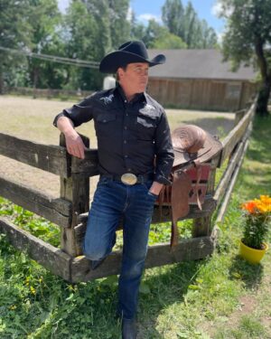 Lochlyn Munro Instagram - Traded in my “BlackHood” for a “BlackHat”. Always enjoy shooting movies with a western setting. Looking forward to this one coming out. Keep ya posted…..🤠