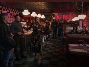 Lochlyn Munro Instagram - Hmmmm……..should I stay in #Rivervale or go back to my old shenanigans in #Riverdale? 😎 
Man, I’m so proud of the cast, crew and writers on making it to 100 episodes. Thank you for including me @writerras and @thecw ! ❤️
#100th episode. 
@thecwriverdale