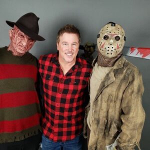 Lochlyn Munro Instagram - Had a hell of a time keeping these two separated last weekend at @fortheloveofhorror convention in Manchester, UK! 😎
Thank you to all the amazing fan base that showed up and thank you to all the event staff for an absolute epic time in the UK! ❤️🙏
#FreddyvsJason
#DeputyStubbs
