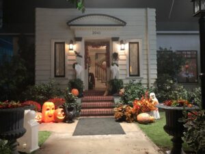 Lochlyn Munro Instagram - Can’t believe the Jones’ decorated MY house this Halloween......it’s not even scary. And believe me, I know scary. 😎😳
#HalCooper
#TheBlackhood
@thecwriverdale