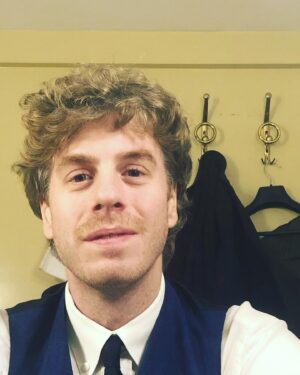 Lodovico Guenzi Instagram - Di la c’è un teatro pieno, e stasera comincia un nuovo tour. Il primo di una serie di teatri pieni. E sono ormai più di dieci anni, lo giuro, che io sento il brusio delle persone di la, che ha un suono se è un teatro, un altro se è un club, se è un palasport o una piazza. E tutte le volte mi chiedono “ma che ci sono venuti a fare qui? Ma sono pazzi? Perché mai venire a vedere me?” E giuro che non mi sono ancora dato una risposta, e forse quando la saprò smetterò. 
L’altro giorno un’attrice mi scriveva che doveva andare a trovare una persona che ama, che non sta tanto bene. “Vado a fare il pagliaccio” diceva, per distrarlo un po’. Le ho risposto “questo siamo”. Mi ha risposto “questo siamo”. Adesso vado di la e provo a strapparvi un sorriso, un brivido, un respiro, un pensiero, un dubbio, un sogno, un inciampo nella linea retta della vita che la fa sembrare degna di essere vissuta, poi voi tornate a salvare le vite, a fare le cose importanti, e io vi aspetto qui a chiedermi che ci fate, e scusarmi del disturbo con qualche battuta.
Vieni in tour a vedere di nascosto l’effetto che fa. #debutto #trappolapertopi

Biglietti per le date nei circuiti o presso i teatri