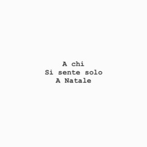 Lodovico Guenzi Instagram - A chi si sente solo, a chi non sa a chi regalare un concerto, a chi ha un po’ più freddo degli altri, a chi ha la casa vuota, a chi ha lasciato un amore, a chi ha trovato un dolore, a chi un po’ piange ascoltando quella canzone che parla del Natale che non è più Natale da quando non c’è mio padre, a chi riceve solo messaggi con scritto a te e famiglia, chi resta in una città vuota in cui non sa più fare a metà di un gin tonic con nessuno, o in una piena di stronzi che non vedeva dalle medie e che odia, a chi lo sa che l’unica cosa peggiore delle hit estive sono le cover natalizie di cantanti americani in declino, i biglietti a tema, i festoni spenti a metà gennaio, e nessuno con cui dividere il caldo di due mani in una tasca nel freddo della sua vita. Sono con voi, e vi voglio bene. #natale