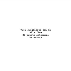 Lodovico Guenzi Instagram - Tu dimmi perché cazzo adesso non monti su un treno a caso e vieni a svuotarmi il frigo, a farti suonare paolo conte al piano scordato mentre piove in giardino, mentre i tuoi denti grandi mi prendono forte il fiato, mentre il tempo migliore è il tempo rubato, e canto stonato che sei la creatura più bella mai nata in quella brutta città, e sono ubriaco e per questo dico solo la verità, tu mi vedi meglio di quello che sono, e quando mi guardi come mi guardi io in fondo mi perdono, per ogni cazzata fatta senza pensarci, ogni sogno da cui mi sveglio tardi, ogni notte a giurarmi di non chiamarti, ogni canzone scritta per non parlarti, eppure dirti davvero ciò che provo per te, che a malapena conosco il tuo nome, e i tuoi piedi scalzi che girano settimane tra i vicoli più belli tra i vicoli più umidi del mondo, quant’è vario lo spettacolo d’arte varia di uno innamorato di te, quando ancora non lo sa fino in fondo. Ti muovi? #quantasaggezza #settembre