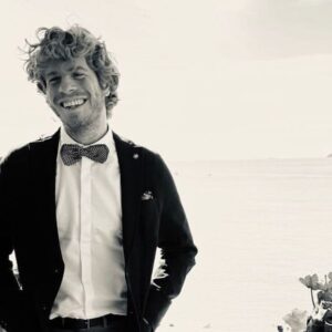 Lodovico Guenzi Instagram - Se tu adesso per esempio tornassi da un lungo viaggio io riderei tutta la notte, e cucinerei per te, e suonerei il mio piano scordato, e ti vedrò ballare scalza fuori dalla doccia, e svenire a letto mentre fuori è freddo, e ti guarderei le gambe, e svuoterei il frigo, e scorderei una bottiglia in freezer e si romperebbe tutto, e finiremmo la telenovela piemontese su iutub, e ti prenderei per il culo per tutto il tempo che ci hai messo a tornare, e fantasticheremo su viaggi che non abbiamo fatto, su sarajevo e lisbona, e febbraio non sembrerebbe neanche febbraio, e san valentino non esisterebbe, e tutte quelle cazzo di canzoni smielate di sanremo che adesso occupano i bar e le radio dei taxi tacerebbero, e non ci sarebbe nulla di romantico, solo libertà, verità, nudità. Ti va? #febbraio #unavitainvacanza