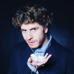 Lodovico Guenzi Instagram - Da ragazzino, a scuola, mi menavano. Credo che fosse perché volevo stare al centro dell’attenzione ma non sapevo come fare. Per tutta la vita ho imparato come stare in scena, pensando che così non mi avrebbero menato. Ma non è così. La tv, i soldi, chi ti vuole ricattare, anche lì ti menano. Resta solo il palco. Trappola per topi è una storia di persone che sono state menate dai genitori, dalle aspettative, dall’educazione, e che recitano per non sentire le botte. Venite a teatro. Sarà bello 

TRAPPOLA PER TOPI
di Agatha Christie
 
5-6/11 Teatro Comunale, Carpi (Mo)
8/11 Teatro Sociale, Mantova
10-13/11 Teatro Rossetti, Trieste
15/11 Teatro Sociale, Cittadella (Pd)
16/11 Teatro Il Maggiore, Verbania
18/11 Teatro Dei Differenti, Barga (Lu)
19-20/11 Teatro Degli Animosi, Carrara
22/11 Teatro Metropolitan, Piombino
23/11 Teatro Verdi, Santa Croce Sull’arno (Pi)
24/11 Teatro Signorelli, Cortona (Ar)
25-27/11 Teatro Duse, Bologna
29/11 Teatro Degli Illuminati, Citta Di Castello (Pg)
30/11 Tealtro Ballarin, Lendinara (Ro)
2/12 Teatro Comunale, Benevento
3-4/12 Teatro Garibaldi, Santa Maria Capua A Vetere
6-7/12 Teatro Fusco, Taranto
15/12 Auditorium Vivaldi, Jesolo (Ve)
16/12 Teatro Verdi, Gorizia
17/12 Teatro Comunale, Belluno

2023
 
7-8/1 Teatro Crystal, Lovere (Bg)
2/2 ​​Teatro Giotto, Borgo San Lorenzo (Fi)
3-4/2 Politeama, Genova
05/2 Teatro Monni, Campi Bisenzio (Fi)
7-10/2 Teatro Nuovo, Verona
14/2 Teatro Odeon, Biella
15/3 ​​Teatro Rosmini, Borgomanero (No)
25-26/03​ Teatro Giordano, Foggia

Regia di Giorgio Gallione, con Claudia Campagnola, Dario Merlini, Stefano Annoni, Tommaso Cardarelli, Andrea Nicolini, Maria Lauria, Maria Grazia Pompei

Biglietti nei circuiti o presso i teatri