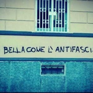 Lodovico Guenzi Instagram - Scusi signor presidente,
se mia nonna fino all’ultimo non ha fatto che pregare che non tornassero i fascisti, se mio nonno ha lasciato l’esercito ed è diventato partigiano. Ci scusi, se il nonno di bebo ha fatto lo slalom tra i posti blocco sul galletto della guzzi per portare i maltagliati alla sua brigata, se il nonno di albi ha passato tre notti nascosto nel tronco di un albero per non farsi trovare dai nazifascisti, con un freddo cane, la fame, e la paura di non rivedere Elda. Scusi chi ha scritto quelle lettere così fragili e a guardarle coi suoi occhi stupide, di ragazzi di vent’anni condannati a morte, convinti - pensi lei - che morirei per l’Italia fosse morire per l’antifascismo. Scusi Pertini, che disse che il fascismo è l’antitesi di tutte le fedi politiche, purtroppo abbiamo avuto presidenti un po’ così. Scusi chi ha scritto una costituzione così priva di senso da non essere antifascista eppure considerare l’apologia di fascismo un reato, non avevamo legislatori migliori allora, e non ci occupavamo di urgenze della portata dei rave party. Ci scusi, e lo dico davvero, se siamo rimasti aggrappati all’idea di vivere in un paese fatiscente, precario, violento, arraffone ma almeno antifascista. Ha ragione lei, anche quando ha torto. Per questo lei è presidente, e io non sono niente.
Ci scusi, ma resteremo antifascisti. #antifascismo