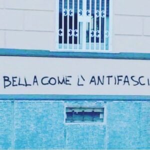 Lodovico Guenzi Instagram - Si scorderanno anche del 2 agosto. E no, non perché arrivano i fascisti. Non perché governeranno i cattivi. Che arriveranno, sia chiaro. Ma per disastro che abbiamo fatto noi preparandone l’arrivo. Un mondo di merda con una polemica al giorno, rinchiusa su Instagram senza nessun contatto con il mondo reale, dove i problemi sono di salario non di engagement. Anni in cui tutto è uguale a tutto, in cui una battuta di merda a striscia la notizia è grave come le morti in mare, purché ogni giorno ci sia qualcosa che riempa il feed. In cui ognuno è solo il suo trauma e tutti i traumi sono uguali. Ognuno è solo la sua identità e non esiste uno straccio di comunità che valichi schieramenti o gameti. In cui è più facile massacrare un povero perché dice parole sbagliate che liberarlo dalle sue dieci ore al giorno di lavoro sottopagato che lo portano a vivere di merda e avere un sacco di odio. In cui abbiamo pensato che la sinistra fosse una cattedra su cui salire per insegnare a chi ha meno di noi quali sono le buone maniere, invece che distribuire la ricchezza. E mentre noi ci dividiamo ogni giorno e parliamo di niente, i cattivi non guardano in faccia a nessuno, solo per loro siamo tutti uguali. 85 morti, di cui 7 bambini sono i 14 anni. Una strage di stato. Una strage fascista. Farà meno rumore di una stronzata detta da signorini, ma rimane il boato che ha spaccato questo paese da 42 anni. #2agosto