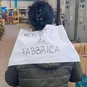 Lodovico Guenzi Instagram - C’è qualcosa di bellissimo in questa foto. Quella frase che spunta dai muri delle strade attorno a casa mia mi ha sempre ricordato le parole di dostoevskij, quando dice “per essere libero, in questa società, devi avere un milione”.
Si, la libertà senza uguaglianza è privilegio. Punto.
E questo non è un attacco a Chiara Ferragni, non concedetevi questo alibi così facile. Siamo stati noi borghesi di sinistra, me compreso, ad esserci scordati che la prima discriminazione è quella tra ricchi e poveri, ad esserci concentrati furiosamente solo sui problemi della parte ricca delle categorie discriminate, spesso per semplice voglia di essere visti. Noi ci siamo scagliati contro paperino76, dietro cui magari si celava un operaio delle centinaia di stabilimenti che licenziano e delocalizzano, per un commento sessista sotto la foto di una miliardaria, mentre nel mondo vero le donne guadagnano un quinto di stipendio in meno perché meno funzionali a sistema produttivo creato da uomini e a forma di uomini. Quella scritta, incisa su uno scialle che costa alcuni stipendi di una qualsiasi ragazza non libera di non essere sfruttata in una fabbrica - non di non ricevere un commento sul vestito che indossa - suona così stridente perché rivela una grande verità: nel sistema in cui viviamo la libertà è un lusso esattamente come lo scialle su cui sta scritta. E questa non è responsabilità di nessun influencer che fa giustamente il suo mestiere, ma della distrazione egoriferita di noi borghesi di sinistra che ci siamo scordati che questo paese è fatto prima di tutto da gente che ha meno di noi, e se dice ogni tanto una parola sbagliata magari è perché ha studiato meno di noi. Per questo la destra vince, perché è l’unica fazione per cui esistono i problemi delle classi popolari. Certo, problemi a cui loro rispondono con soluzioni di destra, xenofobe e razziste, ma che dovremmo aspettarci? Ignorare la vita di chi ha di meno di noi non ci rende poi tanto più di sinistra di loro. #destra #sinistra