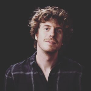 Lodovico Guenzi Instagram - So cosa vuol dire essere tristi.
So cosa vuol dire sentirsi soli. So cosa vuol dire prendere porte in faccia. So cosa vuol dire vedersi brutti. So cosa vuol dire non saper fare a meno di un vizio. So cosa vuol dire vergognarsi di chiedere aiuto. So cosa vuol dire vergognarsi. So cosa vuol dire non saper stare con qualcuno. So cosa vuol dire essere lasciati. So cosa vuol dire sentirsi in colpa sempre. So cosa vuol dire non dormire, non mangiare, bere troppo.
So cosa vuol dire credere che agli altri vada sempre meglio che a te. So cosa vuol dire sbagliare tutto.
Ma so anche che le poche volte che ho guardato il buio in faccia, lui si è fatto piccolo e io mi sono divertito. Credimi. #devianze #vita