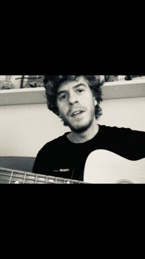 Lodovico Guenzi Instagram - Volevo smettere di suonare.
Non perché volevo di più, ma perché avevo avuto tutto quello che potevo avere e mi restava solo quello che non mi interessava. Non siamo una band da stadio, non siamo così pop. Potevamo arrivare ai palasport e l’abbiamo fatto. Potevamo arrivare nelle case di tutti gli italiani e l’abbiamo fatto. Potevamo lasciare un segno sulla nostra generazione e l’abbiamo fatto. E tutto quello che non abbiamo fatto non sapevamo farlo. Scrivere in modo da avere dalla nostra parte gli algoritmi, fare le hit estive, alzare i prezzi, farci i soldi.
E mentre la musica diventava un immenso supermercato, nella mia vita senza musica stava andando tutto bene. Arrivavano i film, i tour teatrali sold out, le trasmissioni, persino il film della mia vita con uno dei pochi maestri viventi in cui interpretare uno che si è rovinato perché non ha smesso di suonare.
Eppure mi sono accorto che c’era una cosa che ancora dovevo fare, la cosa per cui ha senso scrivere canzoni: dire la verità. #fottuti #per #sempre