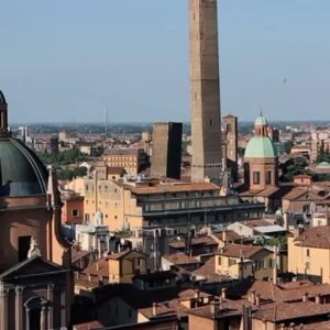 Lodovico Guenzi Instagram - Tutti abbiamo avuto un chiostro dei gelati, tutti un angolo tra via saragozza e via audinot, un’ossessione per la ragazza più bella della città, tutti abbiamo voluto fare le star della musica e tutti abbiamo fallito, tutti abbiamo preferito un lavoro in banca, tutti abbiamo lasciato in sospeso un mare di parole con nostro padre, tutti abbiamo pensato che un figlio non lo volevamo, tutti  siamo stati celebrati in una festa di quartiere sfigata e ci siamo andati storditi dall’alcol, tutti abbiamo avuto dei compagni di classe che prendevano per il culo nostra madre, tutti abbiamo urlato alla fine di una lite quando non c’era più niente da salvare, tutti abbiamo avuto una volta il coraggio di dire a uno che è una merda che è una merda, tutti abbiamo scopato per non essere gelosi di chi amiamo, tutti abbiamo fatto ascoltare a lei il nostro disco fissandola negli occhi fino a ricattarla, tutti abbiamo fallito, provato a rimediare e fatto peggio, provato a risognare e preso nuove botte. 
Tutti abbiamo bisogno di riconoscerci in questa storia, per dare un senso a tutti i sogni che non abbiamo realizzato. #4maggio #cinema