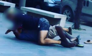 Lodovico Guenzi Instagram - Hanno massacrato a morte un mendicante nigeriano per strada, in pieno giorno, prima con la sua stampella e poi a mani nude. Davanti tutti, che hanno filmato con i telefoni ma non sono intervenuti, pur trattandosi di un’aggressione da parte di una sola persona disarmata. Secondo me non solo per quella malattia mentale che ci fa credere di essere tutti supereroi con un telefono in mano, vendicatori della post verità e incapaci di agire nel mondo reale. Ma anche, secondo me, perché a un mendicante bianco, neanche quarantenne, non sarebbe successo di morire così. L’orizzontalità che crediamo di avere nelle nostre polemiche di internet è la cosa più verticale che esista. Crediamo di parlare dei problemi di tutti, e finiamo per parlare solo di quelli che hanno follower e soldi. Finiamo per immaginare che il razzismo in questo paese sia un affare da litigata nello studio del gf vip mentre la maggior parte degli stranieri vengono ancora sfruttati e schiavizzati. Se aprissimo gli occhi e chiudessimo Instagram scopriremmo che è più facile oggi essere gay nel cda di vague, mentre esserlo in una periferia povera è difficile come trent’anni fa. Che più si risale la piramide del privilegio più le discriminazioni diminuiscono, più si scende nella realtà, la realtà fatta di gente non ricca, la realtà senza parole edulcorate, la realtà senza uno scandalo al giorno per i commenti di ciretto92 sotto un post di una miliardaria, in una parola la realtà, più si vede che questo paese è ancora razzista e omofobo come vent’anni fa, ma noi ormai ci occupiamo d’altro. Un ragazzo di 39 anni, una lite per una questione di elemosina “senza motivazioni razziali”, una città che sceglie di riprendere con il telefono invece che salvarlo, e un paese pronto per essere governato dalla destra che si è scordato che se sei povero sei nero due volte, che tutte le discriminazioni orizzontali, a qualsiasi livello, sono figlie di quella verticale tra ricchi e poveri e senza combattere quella stiamo parlando di niente. Una volta la sinistra esisteva per questo. #racism