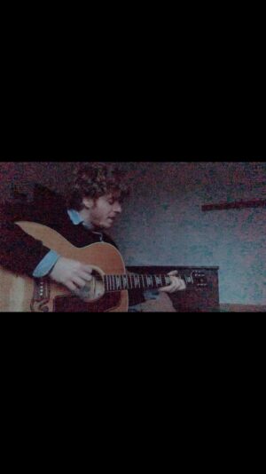 Lodovico Guenzi Instagram - Questa è la più bella canzone d’amore che abbia mai scritto. In fondo non sono tante, in fondo ho spesso sofferto per altro. Ma questa canzone l’ho suonata ininterrottamente per settimane ogni giorno, come rito magico perché lei non mi rifiutasse fino ad averci tenuto così da tanto da farmi per forza rifiutare. Una canzone clandestina, nata da un tradimento, da una passione senza senso e senza storia che l’ha fatta rimanere solo un errore. Eppure di che altro scrivere? Se non di quello in cui cediamo, in cui ci facciamo male, di cui ci vergognamo, in cui facciamo schifo, in cui abbiamo perso, in cui ci siamo illusi, ci siamo feriti, ci siamo sbagliati. Le canzoni di chi vince non durano una stagione, le canzoni di chi perde durano per sempre. Nessuna canzone è d’amore se non racconta una sconfitta. #valentines #nientedispeciale