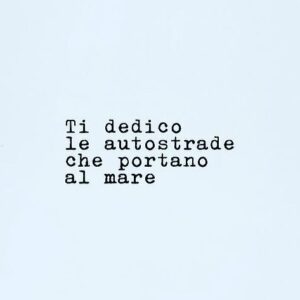 Lodovico Guenzi Instagram - I treni che ho perso sono per te, gli esami saltati, le file infinite sull’a14, le birre rubate all’autogrill, le notti di San Lorenzo sui tetti di una smart, i bagni di notte e i fari puntati dei guardaspiaggia, le risate improbabili a metà di un dispiacere, e aspettare che torni in Italia per finire peaky blinders, io che ti leggo Alice a letto e tu che ti addormenti, i risvegli lenti e i digiuni fino a cena, i pranzi sul terrazzo, le ore a parlare solo di chi ci sta sul cazzo, il pianoforte scordato al tuo risveglio, la tua pelle addosso, il mio non capire il vino rosso, la mia testa sul tuo collo, la tua fronte sulla mia bocca, le tue mani dappertutto, non capire dove inizi tu e dove io finisco, tutto quello che non capisco, tutto quello che ancora c’è da sbagliare, quanto cielo nel soffitto, e questo letto è il nostro mare. #ptn #autostrade
