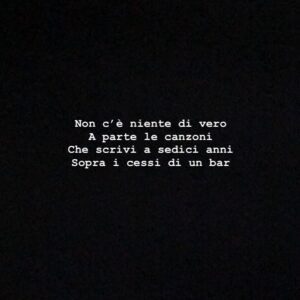 Lodovico Guenzi Instagram - Sono stato felice quando giravamo a 150 euro e prendevamo tutti per il culo, incredulo quando la musica è diventata un lavoro, vivo quando ho rincorso il successo e la sfida di parlare a tutti, esalatato all’idea di parlare a milioni di persone in tv, ferito da alla mia ingenuità, poi dai fallimenti, preso da una febbre di riscatto, rassegnato, capriccioso, alla ricerca di un nuovo inizio, poi di nuovo felice. Non rinnego nulla. Solo aver ceduto con i miei amici, fatto scelte che non volevo per vigliaccheria con loro. Mi dispiace se qualcuno è rimasto deluso da me, c’è la stessa possibilità che vi siate sentiti traditi da una scelta che attribuite a me ma era di un altro di noi, che mi stimiate per una scelta era merito di uno degli altri. 
Ma non sono un modello per nessuno. Di paladini del radicalismo alternativo cinici e coerenti ce ne sono, di profeti del disimpegno e della ricerca edonistica del successo pure. Io sono una persona normale, curiosa, a volte incoerente, che ha vinto e perso, che si è fatta male, che ha sbagliato, che ha capito delle cose, che non ne ha capite le maggior parte, che oggi rifarebbe gran parte degli errori e che domani potrebbe aver cambiato idea.
Un essere umano, come voi. Tante cose in una, non un personaggio bidimensionale perfetto per il mondo di internet, fatto buoni buonissimi e cattivi cattivissimi. Nient’altro mi sembra valga la pena di scrivere in una canzone. #fps