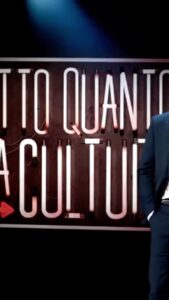 Lodovico Guenzi Instagram - I ragazzi che mi scrivono non ne possono più di fare a gara per un voto, di essere un numero in graduatoria, di cercare di essere belli a tutti costi, di sorridere in foto, di nascondere il senso di fallimento, di sentirsi inutili, di immaginare che tutto quello che vuoi fare non sarà la vita che avrai, di non poterne più di fare una guerra per conquistare un futuro che non c’è. Della truffa del merito, del lavoro gratis, della retorica del sacrificio per meritarsi la sopravvivenza, della libertà per modo di dire, senza alcuna eguaglianza. E tutte le volte mi viene da pensare solo una cosa. Le persone della mia età spesso non hanno figli, non sono sposate, non sanno che lavoro fanno. E provano a inventarsi.
Io ho avuto fortuna a occuparmi - e poterlo fare - di cose leggere. E onestamente non lo so se so fare la tv, ma quando mi hanno chiesto di essere l’asse portante di una trasmissione ho detto si, ci provo. Proprio come quando dieci anni fa mi hanno proposto di fare un disco mentre non sapevo neanche suonare.
Va in onda stasera alle 23:15 su Rai Movie, in fondo è pure lunedì, che devi fare? Se ti va, guarda lo spettacolo d’arte varia di uno che prova a inventarsi. #tuttoquantofacultura #raimovie #stasera