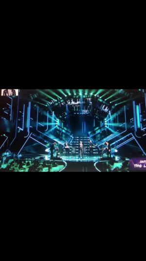 Lodovico Guenzi Instagram - Ultimo episodio della settimana monografica. 
Questo è il secondo Sanremo, a cui non volevo andare. Eppure è successa una cosa che mi scalda il cuore. Quel palco era l’unico palco aperto in un paese di club, cinema e teatri chiusi, spesso ridotti al fallimento. Quella platea vuota e surreale era la metafora di come un intero settore veniva spazzato via dalla pandemia. Nello stridore di uno sfarzoso varietà televisivo mentre il mondo dello spettacolo era distrutto abbiamo portato sul palco un proprietario di un cinema, uno di un club, e due amici e colleghi della mia seconda vita, Francesco Pannofino ed Emanuela Fanelli. E abbiamo suonato un pezzo che per noi racconta la musica che esiste solo perché nasce nei night club, non è per sempre degli Afterhours, una delle band con cui siamo cresciuti. Il parlato finale è una delle cose a cui sono più fiero di aver partecipato. Per questo, penso, a qualcosa è valsa la pena. Per dire che i nostri fiori non sono ancora rovinati. L’ultima frase, di bebo, è una frase del subcomandante marcos, e non era deciso che la dicesse. Mai avrei pensato di sentire una frase di un rivoluzionario comunista su quel palco. afterhours @emanuelafanelli @francescopannofino #2021 #covid