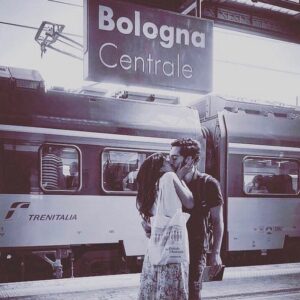 Lodovico Guenzi Instagram - La verità è che me lo immagino così, da mesi. Alla fine un bacio è una metafora, come un cartello che dice casa. L’amore più grande della mia vita non è stato una donna, ma quattro maschi disastrosi con cui scambiarsi sguardi complici in mezzo a un delirio di presa bene. La mia casa non ha serrature ma transenne, un impianto per suonare e un mare di ventenni che mi urlano in faccia le parole che scrivevo in cameretta io quando avevo vent’anni. Il mio treno è un furgone che taglia l’Italia in autostrada ricordandomi che le canzoni sono fatte soprattutto di chilometri e di errori. E poi ci sei tu, vaffanculo. Tu che fai un senso a tutto questo girare. Per amore, solo per amore. Domani ho una notizia da darvi, e sono emozionato come non capitava da un po’. Ti va? #live
