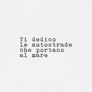 Lodovico Guenzi Instagram - Non so neanche come sia successo, non mi ricordo il momento preciso. So che adesso quando ascolto una canzone vorrei togliermi una cuffia e darla a te, so che se vedo una cazzata su iutub vorrei mandartela, so che gli sfigati che si postano al mare su Instagram tutti nudi mentre sono vestiti in ufficio mi sembrano tutti tuoi ex compagni di classe, so che ci penso ogni tanto se mi dici che hai freddo, che tu non mi fai odiare la mia voce, che anche l’universo insopportabile delle canzoni d’amore mi sembra un po’ meno abitato da paraculi che piangono per vendere è più da sottoni che hanno incontrato una come te, so che non dormi se piangi, non mangio se tardi, non vinco se perdi, non rido se non mi guardi, non credo di sbagliarmi, non voglio cambiarti, non cerco più alibi per non pensarci, che in fondo basta tenerti la fronte sulla fronte, e il mondo è più leggero. E io non lo sapevo di essere capace anche solo per un giorno di non sentirmi solo. #tu