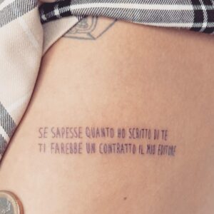 Lodovico Guenzi Instagram - Ciao ragazza che ti scrivi le mie parole sulla pelle. Sono in fondo i due versi più sconosciuti della canzone a cui le persone vogliono più bene. Mi piace pensare che tu scriverai, e tanto. Con o senza editore, con o senza stipendio, con o senza successo. Ero pazzo di lei e non mi ha voluto, ho scritto una canzone e mi sono sentito leggero. E tu scrivi, quando ti sentì una merda, quando ti guardano il culo e ti senti piccola piccola, quando sai che non vincerai il concorso, quando i soldi diventeranno un pensiero vero, quando ti farai schifo, quando ti tradiranno e quando tradirai, quando non sai come chiedere scusa, quando la notte non dormi e ti senti sola come una merda, quando la tua pelle non ti piacerà più, quando non ti piacerà più quella canzone, quando ti chiederanno di diventare una donna e tutto dentro di te dirà no, datemi ancora un po’ di tempo, venite a prendermi fuori da scuola con la merenda, rincalzatemi il letto, fate a botte voi coi miei brutti sogni, io oggi non ci sono, io oggi mi sveglio domani. Scrivi, e sarai leggera, che le parole, le mie e le tue, non sono di nessuno. Sono solo una scusa per non smettere di scrivere. #nientedispeciale