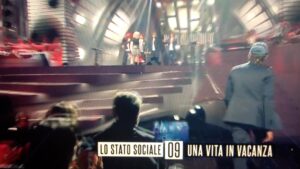 Lodovico Guenzi Instagram - Mai cagato addosso nella vita come quella prima sera, io che non ho mai avuto paura del palco in vita mia, che ho fatto del non saper cantare la mia maniera di cantare, del fottermene del giudizio la mia maniera di comunicare, tremavo e piangevo come un fesso fino a poco prima di entrare in quinta, in quella red room piena di cantanti famosi che facevano vocalizzi, in quel camerino minuscolo con un televisore a circuito chiuso che dava Sanremo in tutti i canali, nel mio hotel di lusso in accappatoio e pattine, con una borsa di medicinali e un donpe in regalo. Tremavo come una foglia e pensavo hai cinque minuti adesso. Hai avuto cinque anni per riempire i palasport di 25enni e convincerti che se fossi arrivato a tutti allora tutti ti avrebbero amato, e poi adesso cinque minuti per scoprire se sono cinque anni che ti racconti delle cazzate. Solo cinque minuti, e devi trovare un modo per fare il più grande casino della tua vita, che nessuno possa non accorgersene. Cinque minuti. E io avevo così paura. Mai avuta prima o dopo. Questa è forse l’unica cosa che so del fallimento. Solo se hai davvero paura di fallire, hai davvero l’occasione di fare una cosa grande. #fallimento #sanremo