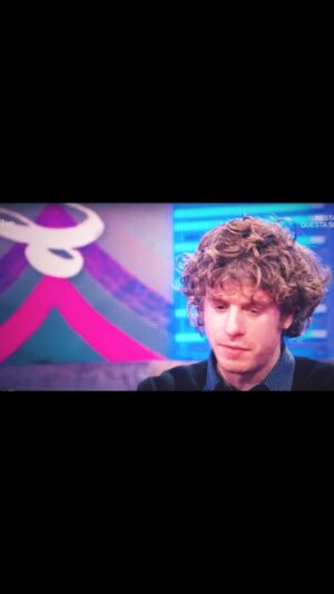 Lodovico Guenzi Instagram - Molti anni fa in una trasmissione tv un giornalista famoso, dicendosi fan della mia band - lui e sua figlia -, ci usò come esempio positivo per parlare della tendenza dei giovani a lamentarsi delle circostanze invece di costruirsi un futuro. “Visto? Voi siete bravi, avete talento, e riempite i palasport, vivete del vostro sogno. Siete la prova che se uno è capace non esistono ostacoli”. Ora, al netto del fatto che io sono cresciuto in una famiglia agiata - fa una bella differenza da dove parti - e che in questo tipo di lavoro la fortuna è almeno la metà del talento, questa retorica insopportabile ha ormai permeato qualsiasi discorso sul lavoro, arrivando a intossicare non solo i lavori dei sogni - avere successo con le canzoni è un’ambizione in cui è difficile riuscire - ma anche quelli che fai per campare. ogni giorni imprenditori miliardari fanno la morale su quanto sia giusto farsi sfruttare nei lavori stagionali perchè il lavoro se lo merita chi dimostra di volerlo di più, o se preferite chi con la scelta spesso necessaria di farsi strutture abbassa il tetto dei diritti di tutti gli sfruttati e alza la soglia di guadagno di tutti gli sfruttatori. Poter dire queste cose liberamente in tv è uno dei più grandi privilegi che ho. #giovani #lavoro