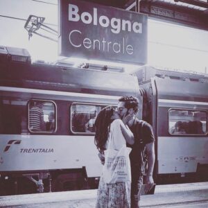 Lodovico Guenzi Instagram - Vorrei solo essere in macchina con te, che guidassi tu e io mettessi dylan, per vedere la luce che fanno le tue gambe al sole, la tua faccia concentrata, il collo irrigidito per far sentire la presa della mano sul volante, e la nuca leggera alle mie carezze, alla mia voglia di cantare male, il tuo sorriso trattenuta, la voglia di saltarsi addosso una volta parcheggiato, e poi parlare parlare parlare parlare almeno fino al prossimo autogrill, al prossimo motel che sembra americano, con le locandine dei film degli anni 50 alle pareti, il bar aperto tutta notte, il Gordon che buca la pancia ed il biliardo impossibile, incastrato in modo scemo in una stanza troppo piccola che non ha spazio per tirare con le stecche, oppure giovani tra i vecchi, in una bocciofila per sempre, tu che mangi all’infinito, un uomo basso sui settanta che lascia cadere una boccia e fa un miracolo d’effetto, una signora che mi dice ancora che è l’ennesima vecchia che balla, le capre, gli uccelli, i cani dell’autunno, scopare sulla paglia e il male al culo, e il male al cuore perchè devi ripartire, un po’ morire un po’ sognare, su flixbus sulle tue gambe, una playlist per due e le cuffie in comune che dicono che non possiamo stare troppo lontani, ci pensiamo domani ci pensiamo domani, io ti do la mia testa e tu la tieni con le mani. #autunno @saracamporesi.it