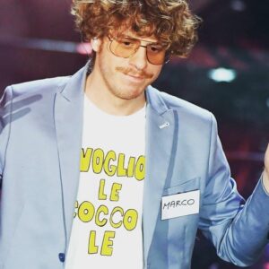 Lodovico Guenzi Instagram - Questa è la storia del momento più bello della mia vita. Era la seconda sera di Sanremo 2018 e noi eravamo appena diventati, in cinque minuti, i cinque stronzi più amati d’Italia. La combinazione tra una canzone anarchica che parlava di lavoro in un paese in cui al lavoro nessuno credeva più, l’incredibile colpo di teatro di una 84enne che faceva la ruota della morte e il disagio divertito delle nostre facce ci avevano catapultato da sconosciuti al pubblico generalista a grande attrazione di grandi e piccini. Decidemmo di portare dei cartelli sulle giacche la sera dopo, senza dire nulla dire, la domanda sarebbe arrivata poi su radiodue. “Avete i vostri nomi addosso?” “No, questa canzone leggera parla di lavoro e vacanza, e la dedichiamo a cinque lavoratori in vacanza obbligatoria, allontanati dalla fiat perché lottavano per i loro diritti, a pomigliano”. In pochi minuti la notizia fece il giro d’italia e i cinque operai organizzarono un picchetto davanti alla fabbrica per chiedere, loro che lottano per cose fondamentali, una cosa futile e simbolica come quella di votare noi a Sanremo. Ho letto la loro lettera pubblicata dai giornali la mattina dopo, in un albergo lussuoso, diceva che non avrebbero mai dimenticato quel gesto, che non si sono sentiti abbandonati, che siamo degli uomini. Ho pianto come non ho mai pianto, per più di un’ora, un pianto di tensione accumulata e poi di felicità, quella di quando senti che quello che hai fatto nella vita ha avuto un briciolo di senso. A volte la musica ti cambia la vita.
Buon Sanremo. #sanremo #unavitainvacanza