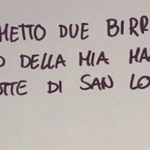 Lodovico Guenzi Instagram - non ti prometto di venirti a prendere in macchina per cena, non ho la patente. non ti prometto di non addormentarmi mentre guardi la casa di carta. non ti prometto di non aver voglia di toccarti il culo in pubblico se sono ubriaco. non ti prometto vestiti e regali costosi, la verità è che non ho gusto. non ti prometto di di svegliarmi bene ogni giorno, di riuscire ogni notte a dormire, di mettere la testa a posto dovunque cazzo sia il suo posto.
me ti prometto che ti aspetterò fuori da ogni quarantena. che capirò che alcune guerre sono solo tue. che a volte vorrei ridere per non romperti, scopare per non pensare, bere a metà per dormire insieme. e andrà bene così. ti prometto che non sarò geloso, perché sei con me ma non sei di nessuno. ti prometto che con te potrei avere un gatto, e imparare a fare i biscotti. che cucinerò per te se saprai lasciarmelo fare senza commentare. che suonerò il pianoforte per farti svegliare con l’idea che sia primavera. che saprò stare in silenzio. che potrai toccarmi i capelli, che ti bacerò la spalla come fanno i veri innamorati. ti prometto di restare imperfetto, e di lasciarti libera. A stanotte #sanlorenzo #10