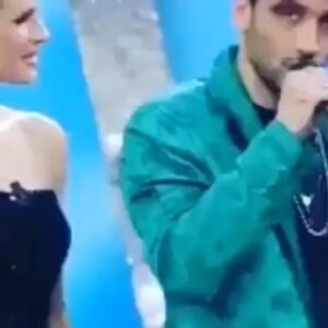 Lodovico Guenzi Instagram - I trentenni non se lo ricordano, i ventenni non lo sanno, ma quindici anni fa Sanremo lo guardavano solo i vecchi e guardarlo era da sfigati, dieci anni fa era odiato dagli alternativi, cinque anni fa se ci andava una band come la mia i fan le insorgevano contro. E tornerà ad essere così, sono i cicli del mercato. Abbiamo occupato un posto che crediamo sia eterno, ma fuori da lì nascerà la prossima cosa che ci dirà che adesso i vecchi siamo diventati noi. Ma fino ad allora, quell’incredibile secondo posto - fatemelo dire, con la canzone che ha sbancato tutto, primo vero grande exploit dell’indie su un palcoscenico del genere (fine dell’autocompiacimento) - rimane il momento più improbabile e ilare della mia vita, l’unica volta in cui davvero non fregarsene nulla ha significato vincere tutto, o almeno la più grossa. E questo singolo gesto di carota, il momento più indimenticabile della storia del festival. Alè #sanremo2023