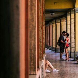 Lodovico Guenzi Instagram - Baciami sotto i portici. Nel 2023, nel 24, nel 29. Con le mani nelle tasche di un giaccone, o il caldo di luglio addosso. Con il cuore leggero d’aprile, o negli scoglioni di una sessione, di un lavoro sotto padrone, di un rincaro dell’affitto. Con le scritte sui muri che sembrano tutte parlare di noi, prendere per il culo proprio noi, dimenticarsi di noi. Con le voci della strada, i con il casino, con la musica un po’ ovunque, con la confusione, con la libertà di avere paura, di tremare, di darsi una mano, di ridere della sfiga e fare a botte col dolore senza l’obbligo di vincere. Con la voglia di scordarsi del mondo e la fame per prendere a morsi la vita. E in fondo nient’altro. La mia città, la mia libertà, e tu. #2023