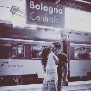 Lodovico Guenzi Instagram - Quando sto con te mi sento uno sfigato più che al liceo, e non sono per niente a mio agio. Tu che mi guardi parlare con i tuoi occhi grandi, che pare dalla mia bocca escano bolle di sapone. E ogni volta che guardi il telefono penso ecco ti ho annoiata. E mi sono illuso come sempre. Che le tue mani avessero per me altro che affetto, i tuoi occhi altro che voglia di viaggiare un po’, la tua bocca altro che distrarsi dalle sigarette, i tuoi capelli altro che trovare riparo un’altra sera dalla pioggia, se tue gambe altro che una scusa per andarsene, le tue tette altro che un quarto d’ora di autostima, la tua testa altro che un altro rompicapo con le gambe, la tua voce altro che un’occasione per cadere a tempo quando ti guardo e non so che cazzo dire e allora parlo a vanvera, mentre tu sai suonare il silenzio. Il mondo è tuo, non solo stasera. E io rimango solo stronzo che ha visto passare una cometa, ma la cometa era il suo desiderio. #cometa @saracamporesi.it