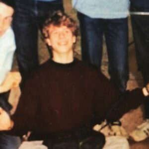 Lodovico Guenzi Instagram - Avevo 15 anni e facevo casino, volevo che mi notassero, volevo fare rumore, volevo essere guardato forte almeno quanto mi sentivo inguardabile, volevo raccontare delle storie ma non ne avevo neanche una buona, volevo essere come siamo tutti su internet, egocentrici, vittimisti, caustici, memetici, mai autocritici, portatori di traumi, accentratori, vanitosi, infelici, urlatori, spudorati. Tutto quello che siamo quando vogliamo dire qualcosa per sentirci ascoltati ma in fondo non abbiamo nulla da dire. Non abbiamo una buona storia. A pochi metri da quel liceo c’era un teatro in cui si raccontavano delle storie, e questo dava un senso alla voglia che avevano di stare su un palco quelli che le raccontavano. 
Una vita dopo sarò su quel palco, da stasera a domenica, per raccontare una storia talmente efficace che sono 70 anni oggi che continuano a metterla in scena.
Da stasera a domenica, pochi biglietti rimasti, teatro duse, dietro casa, Bologna, trappola per topi di Agatha Christie.
Vieni a vedere un disadattato con una buona storia in mano. #bologna #casa