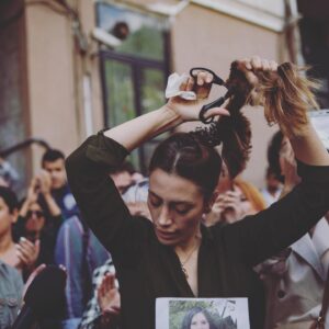 Lodovico Guenzi Instagram - Quanto dovremmo sentirci piccoli e piccole di fronte a quello che stanno facendo le donne in Iran? Quanto dovrebbero tremarci i polsi di fronte a questa battaglia disperata per i diritti fondamentali, per la vita e per la libertà, di donne che vivono un mondo inimmaginabilmente repressivo rispetto al nostro, pagando per questa rivolta un prezzo altissimo, senza nessuna certezza di un risultato? Non per posizionarsi, non per guadagnarci, rischiando di perdere la vita, non per le sole donne iraniane, non per le sole donne, per un mondo migliore, per tutti. Quanto dobbiamo sentirci piccoli per questa storia immensa che nelle nostre cronache di Instagram prende meno posto di una frase del cazzo di Barbara Palombelli in una trasmissione che neanche vediamo? Quando dobbiamo sentirci minuscoli di fronte ad una cosa così grande che da una cosa così abbiamo solo da imparare, e non possiamo fare noi lezioni a nessuno, prendendoci like e promuovendoci come migliori? Nella nostra disastrosa generazione c’è una grande voglia di sentirsi nel giusto,  presenti inclusi, a costo di giustiziare gli altri. Dovremmo essere grati a loro, alle guerrigliere del rojava, a chi lotta per i diritti di chi non ha niente prima dei diritti di chi ha tanto, a chi non ci fa sentire migliori di nessuno, ma piccoli quanto siamo. Quanto possiamo finalmente sentirci piccoli? #iran #piccoli