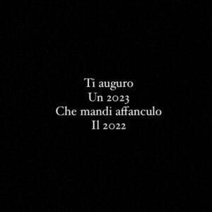 Lodovico Guenzi Instagram - Ti auguro di avere coraggio, perchè adesso di avere paura te lo augurano sempre tutti. E io ti auguro di avere coraggio quest’anno, di cambiarti la vita, di uscire di casa, di lottare, di non arrenderti, di ascoltare la tua debolezza senza diventare il tuo trauma, di mischiarti con gli altri, di cambiare idea, di essere fragile e fortissima, di essere forte, di mandare affanculo chi odi, di ridere di chi disprezzi, e di ammettere la tua debolezza a chi ami, di fare errori, di conoscere l’autocritica, di inciampare, di ferire qualcuno, di sapere chiedere scusa,  di avere amore senza moralismo, di avere senza di giustizia senza giustizialismo, di usare la tua rabbia per cambiare il mondo e non per sputare bile sul colpevole del giorno, di alzare la voce, di saper ascoltare, di metterti in discussione, si conoscere il silenzio, di amare la musica, di saperti prendere le pause, di annoiarti a volte, di non aver timore del sesso, di essere libera, di ricordati che la libertà senza uguaglianza non è affatto libertà. Buon anno. #buonanno